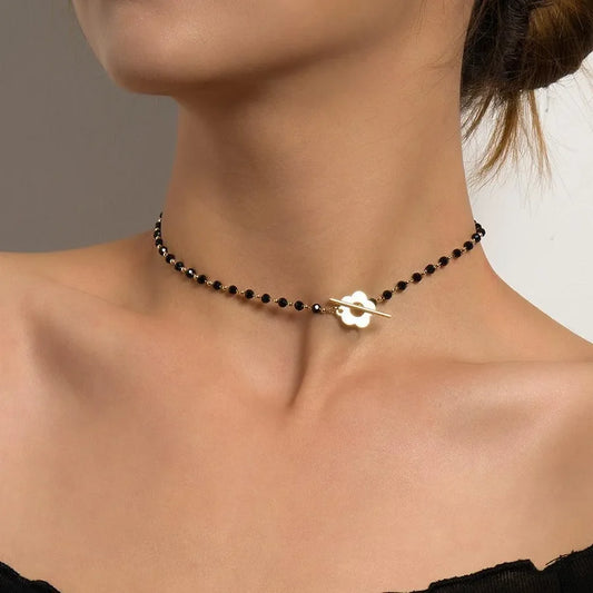 Collana Perline Nere con Fiore Dorato